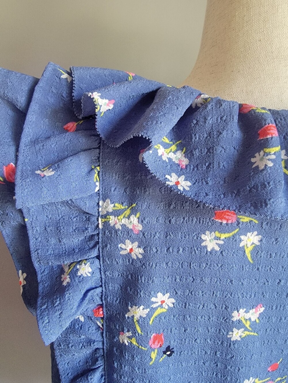 LOFT Blue Floral Ruffle Tie-Neck Blouse Size Medium - Picture 8 of 9
